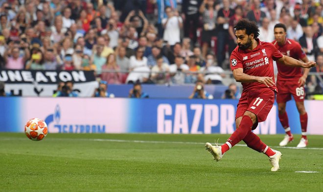 Mohamed Salah je ”na polno” udaril po žogi in zabil z bele točke. FOTO: AFP