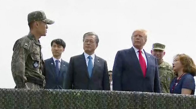 Donald Trump se je pred tem sestal z južnokorejskim predsednikom Munom Dže Inom. FOTO: Reuters