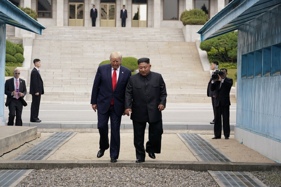 Fotografija: Donald Trump in Kim Džong Un sta skupaj stopila čez mejo. FOTO: Reuters