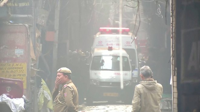 Okoli pete ure zjutraj po lokalnem času je v indijski prestolnici izbruhnil grozljiv požar, ki je doslej terjal vsaj 43 življenj. FOTO: Ani Via Reuters