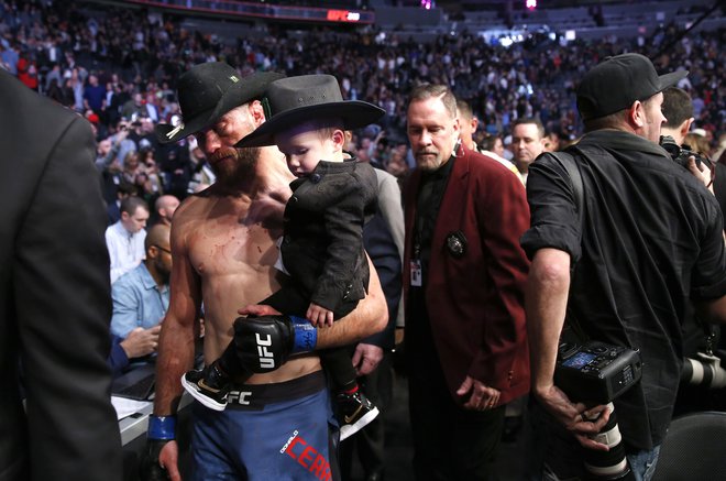 Donald Cerrone je razočaran in s sinom v rokah zapustil areno T-Mobile v Las Vegasu. V profesionalni kariei je izgubil štirinajstič. FOTO: AFP