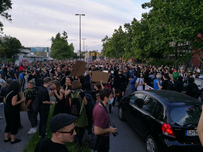 Protestniki so krenili po Tivolski cesti. FOTO: Blaž Samec