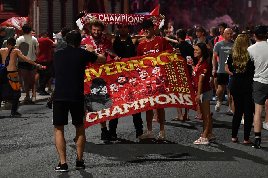 Fotografija: Slavje navijačev Liverpoola takoj po koncu tekme v Londonu.  FOTO: Paul Ellis/AFP