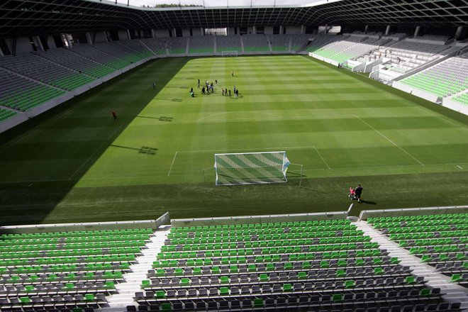 Štadion v Stožicah bo v manj kot mesecu dni videl tri ravni nogometa: Olimpija bo na njem igrala v SNL in Evropi, reprezentanca pa v Uefini ligi narodov. FOTO: Pivk Mavric