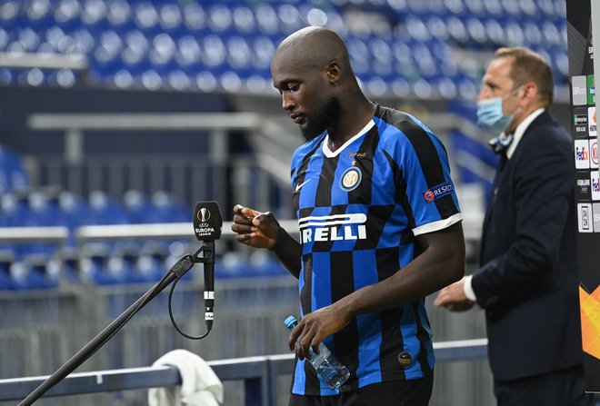 Takole je tudi Romelu Lukaku sinoči odgovarjal novinarjem na daljavo kar na štadionu, na katerem sta se merila Inter in Getafe (2:0). FOTO: Ina Fassbender/Reuters