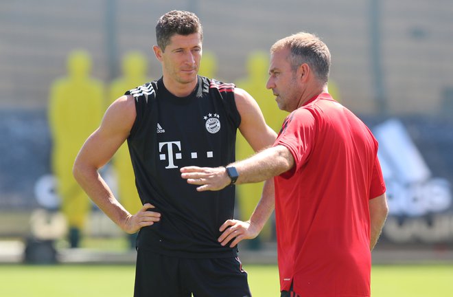 Robert Lewandowski in Bayernov trener Hansi Flick. FOTO: Reuters