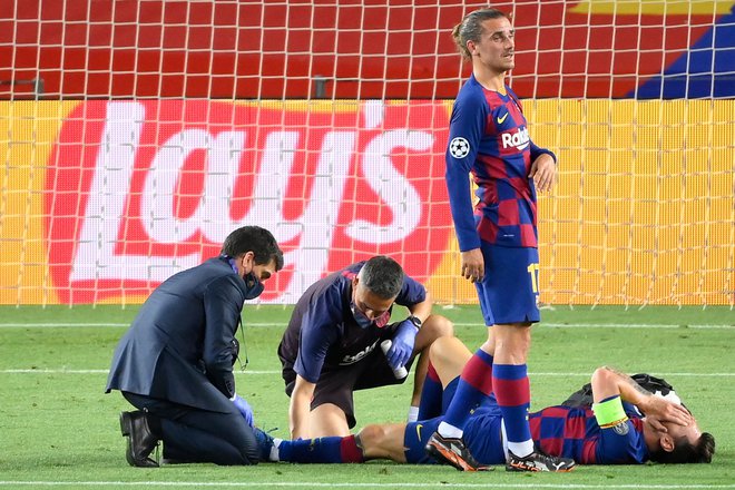 Lionel Messi se je poškodoval, ko je Barceloni priboril 11-metrovko, ampak je lahko nadaljeval tekmo. FOTO: Lluis Gene/AFP