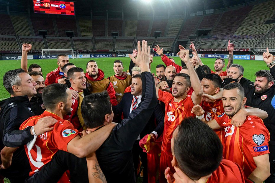 Fotografija: Makedonski selektor Igor Angelovski se je po zmagi nad Kosovom prepustil veselju skupaj z igralci. FOTO: Robert Atanasovski/AFP