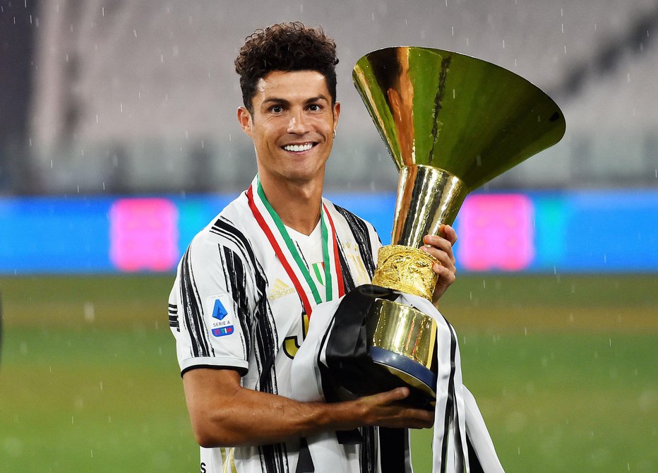 Fotografija: Prvi zvezdnik italijanskega nogometnega prvenstva Cristiano Ronaldo nima tekmeca niti na plačilnem igrišču, na katerem debelo prekaša vse druge zvezdnike serie A. FOTO: Massimo Pinca/Reuters