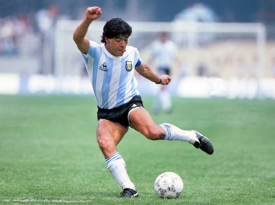 Fotografija: Argentina je leta 1986 slavila na svetovnem prvenstvu v nogometu, potem ko je kot kapetan na sloviti tekmi proti Angliji v četrtfinalu dal gol z roko. FOTO: Shutterstock