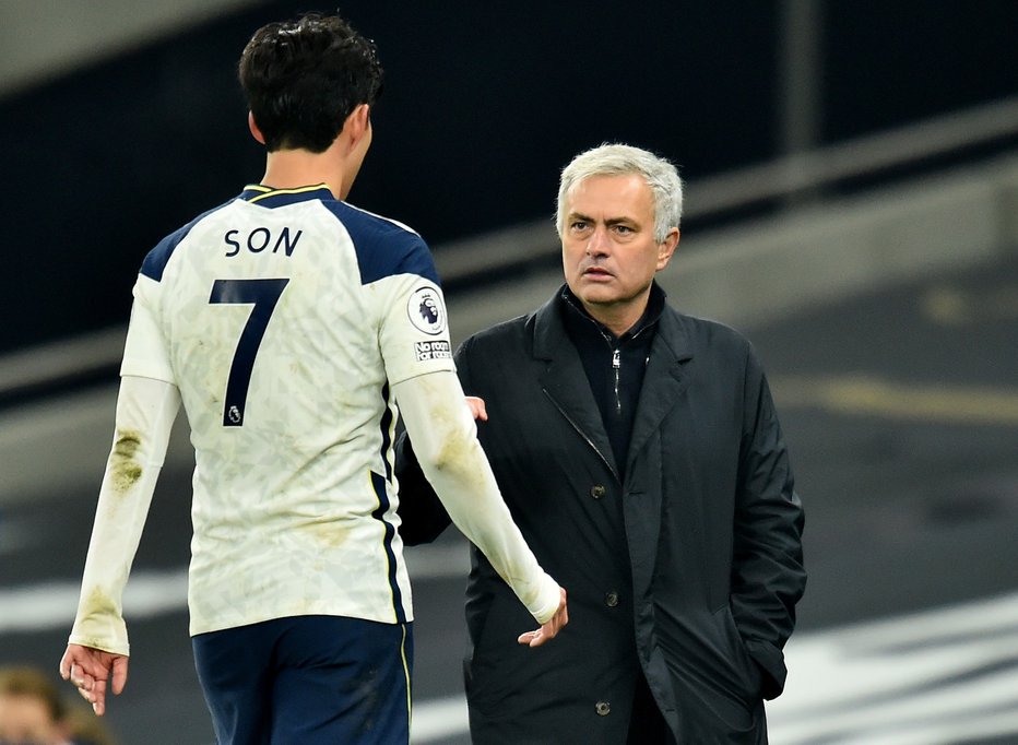 Fotografija: Južnokorejski adut Tottenhama Son Heung-min in trener Jose Mourinho sta bila po zmagi nad Arsenalom zelo zadovoljna. FOTO: Glyn Kirk/Reuters