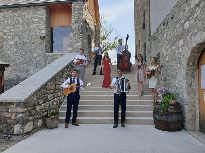 S Tamburaško skupino Melos so lani poleti na gradu Vinica posneli videospot za valček Obriši solze.