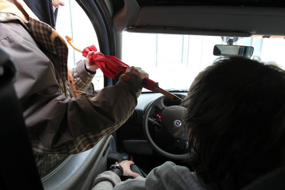 Fotografija: Konica dežnika se je skozi taksistovo oko kot meč zarila v glavo. FOTO: DEJAN JAVORNIK