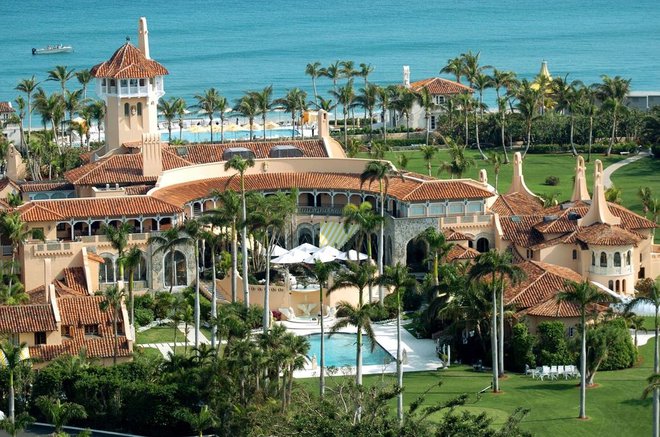 Dvorec Mar-a-Lago je Trump kupil že leta 1985 in ga preuredil v elitni zasebni klub. FOTO: Getty Images