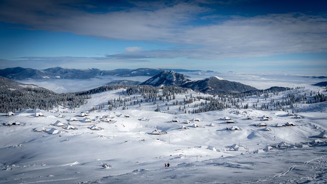 Lepo bi bilo, da v zasneženi idili slovenskih gora ne bi izzivali med prazniki in epidemijo. FOTO: Peter Vrčkovnik
