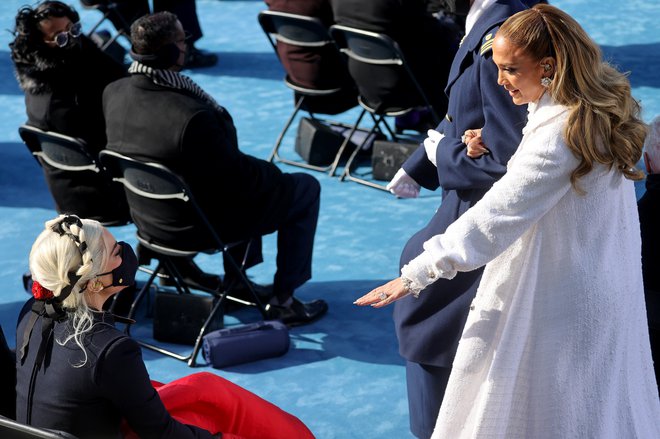 Jennifer Lopez je pozdravila Lady Gaga. FOTO: Jonathan Ernst, Reuters