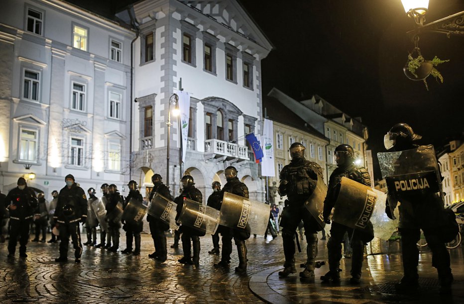 Fotografija: Protestni shod pod naslovom Ohranimo tovarno Rog po ljubljanskih ulicah. FOTO: Blaž Samec