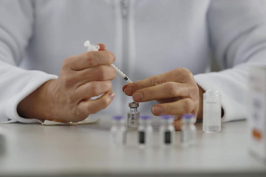 Fotografija: Evropske države hitijo s cepljenjem svojih prebivalcev. FOTO: Leon Vidic, Delo