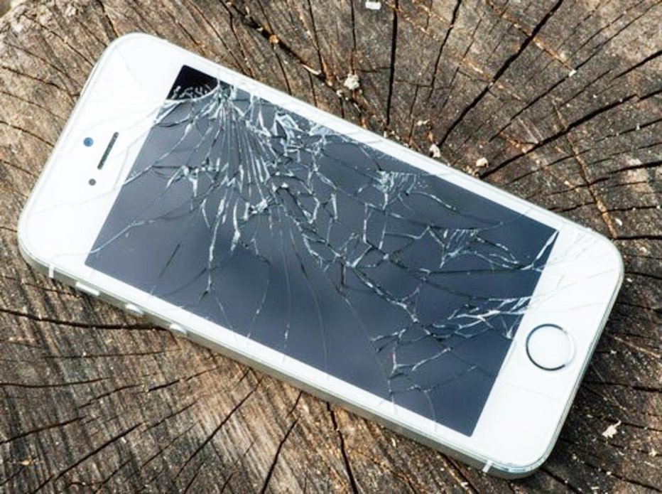 Fotografija: Takole je videti, ko se ti zamenjan telefonski ekran v istem tednu še drugič razbije.