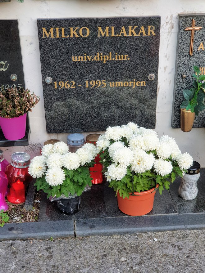Milkov brat Ladislav je na grobu v Kopru namestil novo ploščo z napisom – umorjen. FOTO: Vojko Zakrajšek