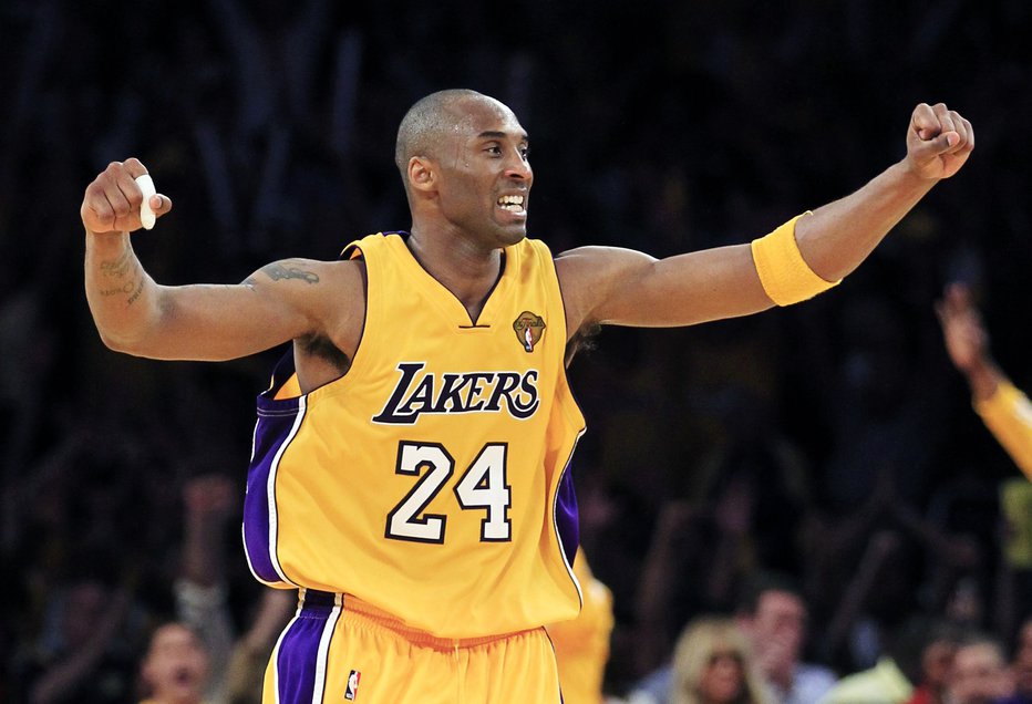 Fotografija: Tako bo Kobe Bryant ostal v spominu navijačem LA Lakers. FOTO: Mike Blake/Reuters