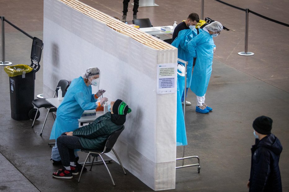 Fotografija: Testiranje zaposlenih v šolstvu na Gospodarskem razstavišču. FOTO: Voranc Vogel