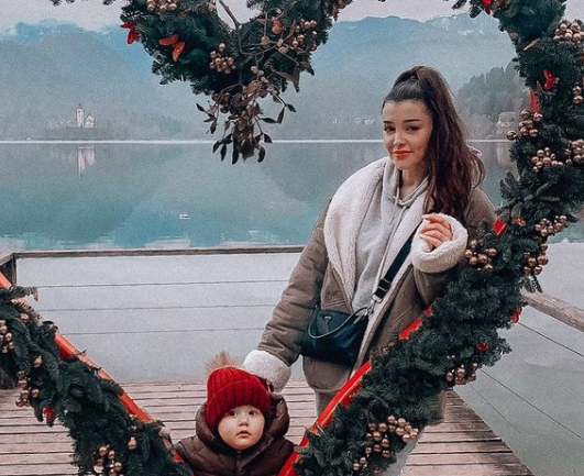 Fotografija: Sanja Grohar s sinčkom na Bledu. FOTO: Instagram