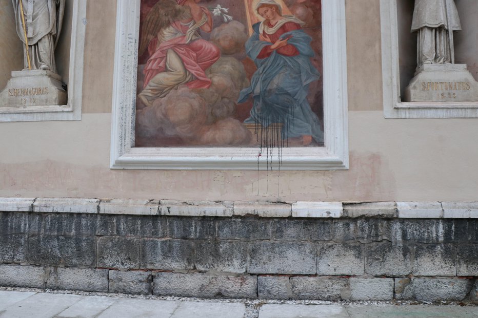 Fotografija: Neznanec je poškodoval fresko na ljubljanski stolnici. FOTO: Policija
