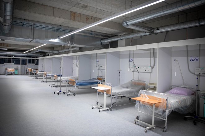 V novih prostorih je skupno šest con za bolnike s covid 19. V vsako od con je mogoče namestiti 25 bolnikov, v izrednih razmerah še več. FOTO: Twitter, posnetek zaslona