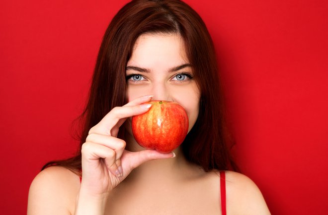 Ste danes že pojedli (rdeče) jabolko? FOTO: Asashka/Getty Images