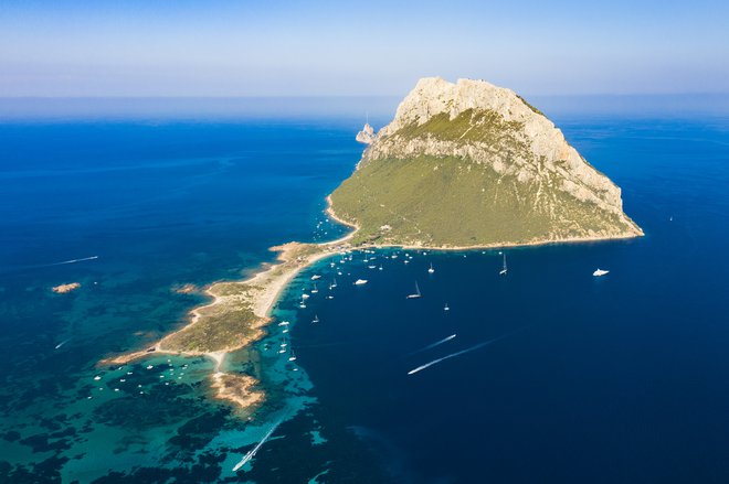 Leži nedaleč od obale Sardinije. FOTO: Travel Wild/getty Images