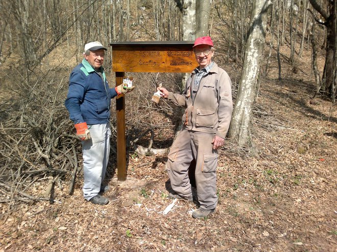 Člani Agrarne skupnosti Škoflje-Zavrhek pri Divači postavljajo tablo. FOTO: Zavod Za Gozdove