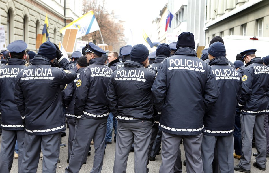 Fotografija: Sindikata policistov Slovenije pravi, da nikoli ne obrnejo hrbta svojim članom. FOTO: Aleš Černivec, Delo 
