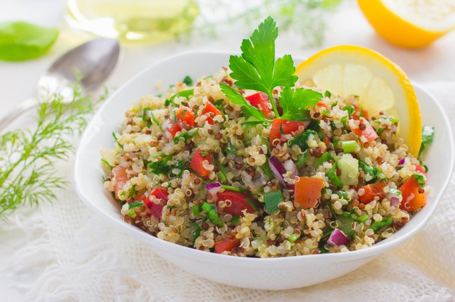 Kvinoja nam lahko pomaga preprečevati slabokrvnost. FOTO: Anna_shepulova/Getty Images