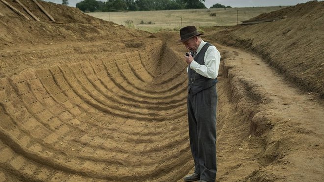 Ljubiteljski arheolog Brown ob izkopani ladji Sutton Hoo FOTOGRAFIJI: NETFLIX