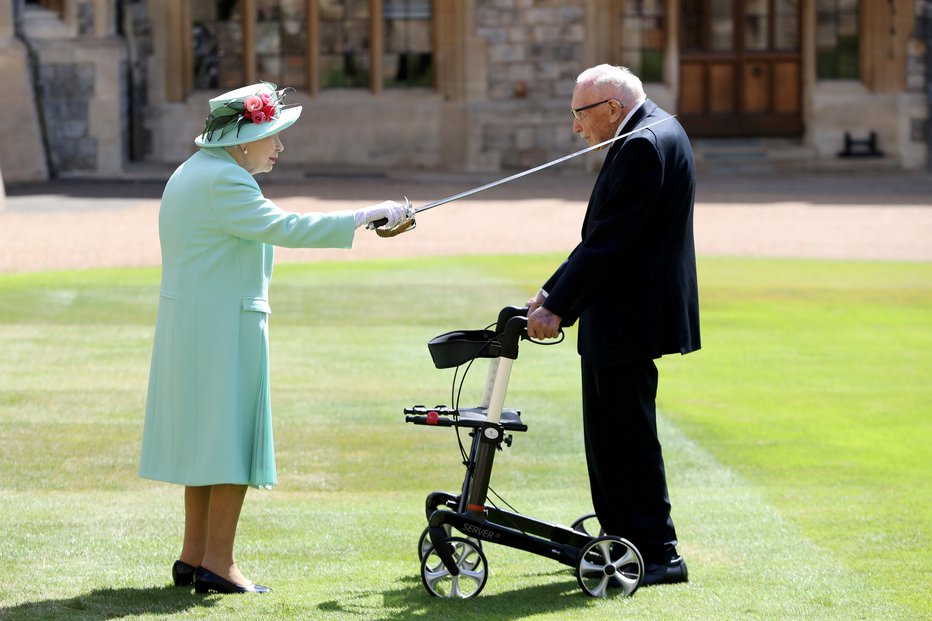 Fotografija: Kraljica Elizabeta II. mu je julija lani podelila viteški naziv. FOTO: Pool New Reuters