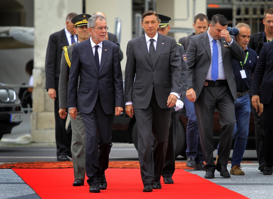 Fotografija: Avstrijski predsednik Alexander Van der Bellen in slovenski predsednik Borut Pahor. FOTO: Jože Suhadolnik
