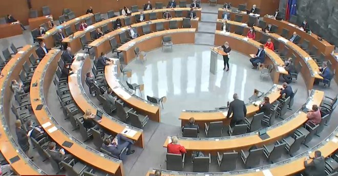Poslanci v času epidemije v državnem zboru sedijo bolj narazen kot sicer. FOTO: RTV Slovenija, posnetek zaslona
