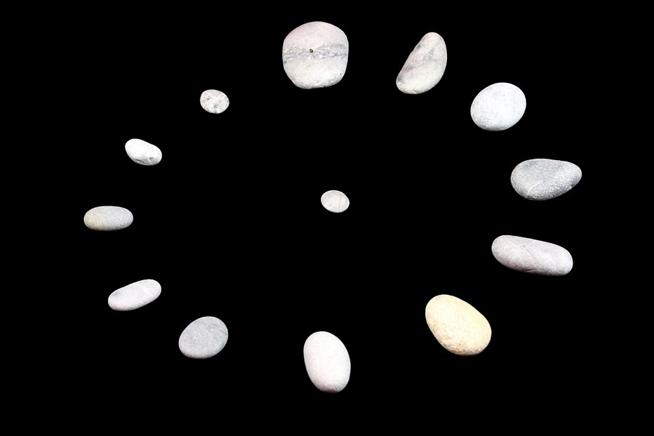 Fotografija: Namesto številčnice uporabimo kamenčke. FOTO: Inesska250282/Getty Images
