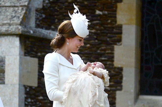 Obleko, ki jo je dala leta 1841 za svojo hčer sešiti kraljica Viktorija, so leta 2014 nadomestili z novo, ki je njena popolna kopija. FOTO: Pool/Reuters