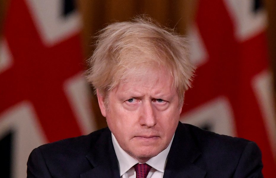 Fotografija: Britanski premier se mu zdi zelo zanimiv. FOTO: Toby Melville/Reuters