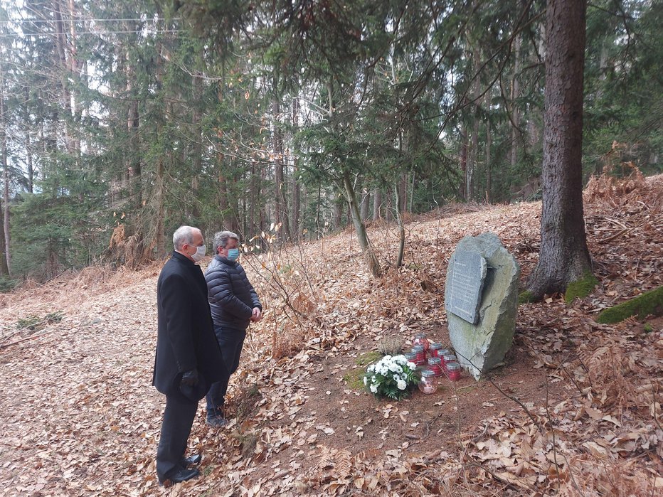 Fotografija: Namesto pohoda so na obletnico tragedije položili venec v Nejčev spomin. FOTO: Elektro Maribor