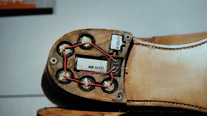 Tako so Rusi med hladno vojno ameriškemu veleposlaniku v čevlje vgradili prisluškovalno napravo. FOTOGRAFIJI: NETFLIX