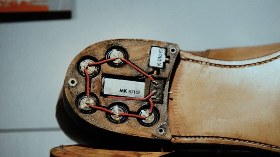 Fotografija: Tako so Rusi med hladno vojno ameriškemu veleposlaniku v čevlje vgradili prisluškovalno napravo. FOTOGRAFIJI: NETFLIX