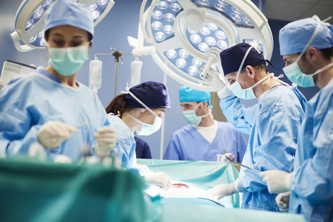 Pri 23-urni operaciji je sodelovalo šest kirurških ekip. FOTO: Gpointstudio/Getty Images