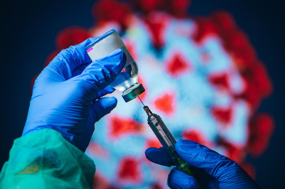 Fotografija: Cepivo prihaja prepočasi, da bi ključno vplivalo na boj s pandemijo, pravi virologinja. FOTO: Kovop58, Getty Images, Istockphoto