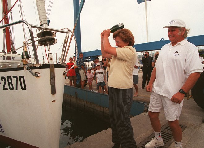 Štefka Kučan je krstila čoln Jureta Šterka, s katerim se je čez nekaj časa v drugo podal na pot okoli sveta. FOTO: IGOR MALI