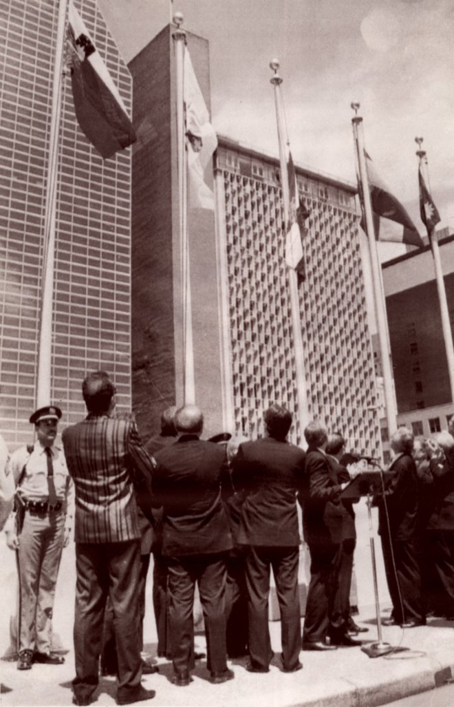 Dvig slovenske zastave pred stavbo<br />
FOTOgrafiji: REUTERS