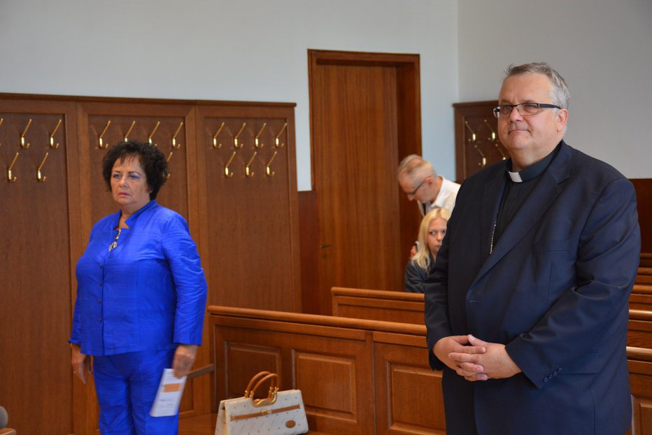 Fotografija: Škof Peter Štumpf je že v drugo zmagal proti Lidiji Turk Klemenčič (na fotografiji levo). FOTO: Oste Bakal