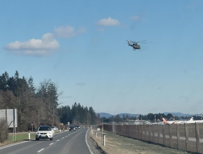 Proti Storžiču je letel tudi vojaški helikopter. FOTO: Špela Javornik, Delo
